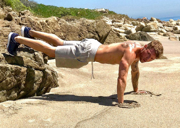 Ryan Phillippe desnudo en la playa