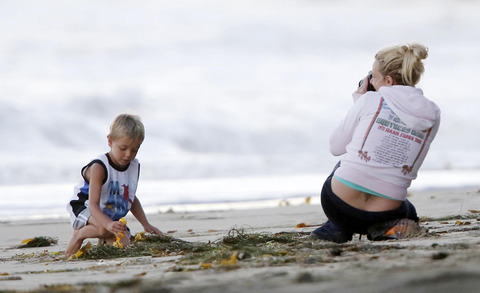 Britney, Jason & los niños en la playa