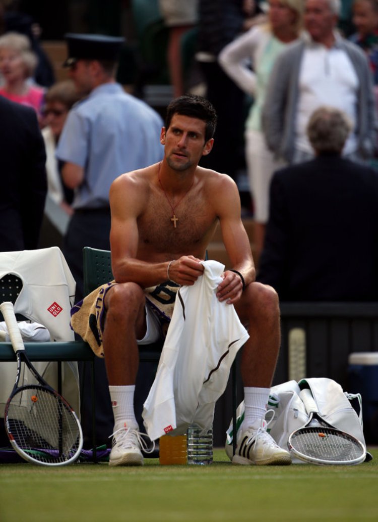 Novak Djokovic medio desnudo en Wimbledon