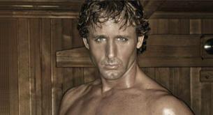Álvaro Muñoz Escassi posa desnudo para una revista gay