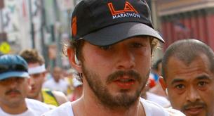 Shia LaBeouf, muy guapo y sudado corriendo una maratón