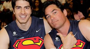 Supermanes fracasados juegan al baloncesto.