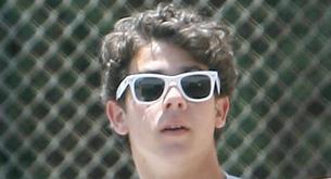 Nick Jonas, de los Jonas Brothers, apuesta por las Ray Ban blancas.