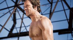 Thomas Jane sin camiseta y en portada