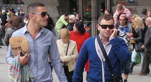 Jorge Javier saca a pasear a su novio Paco.