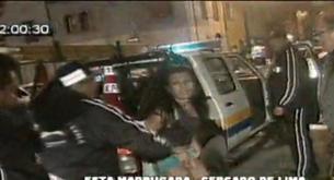 Un ejército de travestis se enfrente a la policía