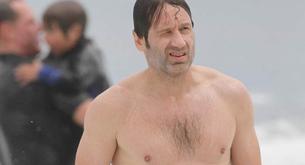 David Duchovny mantiene las abdominales 