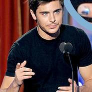Zac Efron se pinta las uñas de azulito