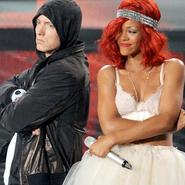 Eminem y Rihanna incómodamente juntos en los VMAs