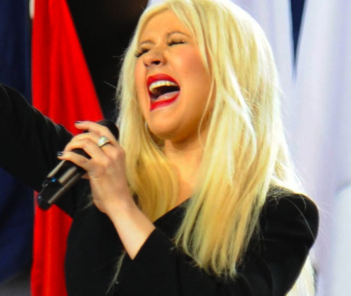 Christina Aguilera se traba con el himno de USA en plena Superbowl
