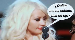 Christina Aguilera se cae al suelo en los Grammy