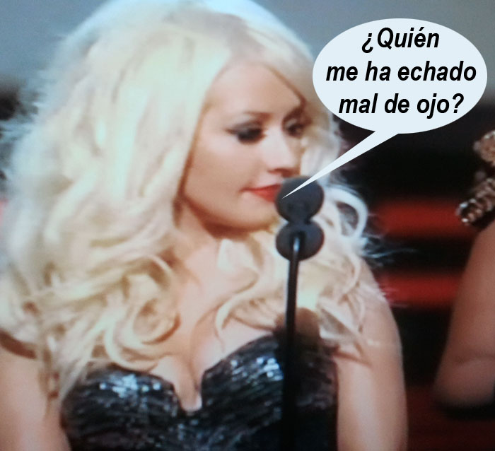 Christina Aguilera se cae al suelo en los Grammy