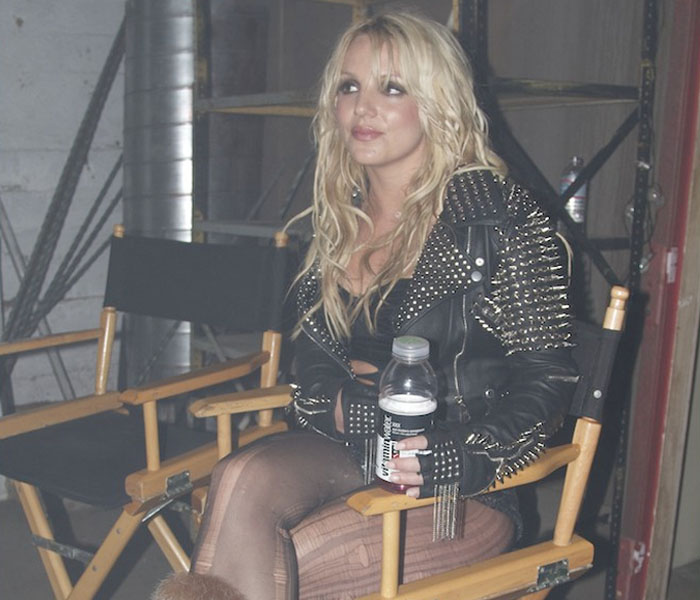 Britney Spears se pone la chaqueta que inventó Lady Gaga para el vídeo de 'Till The World Ends'