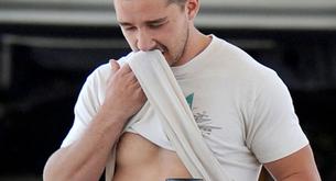Shia LaBeouf enseña cacha sin querer