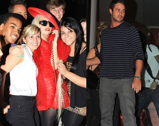 Lady Gaga lleva un teléfono doméstico pegado al bolso y un mechón de pelo en la mano