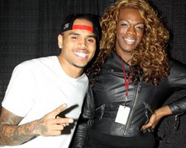 Revuelo por la foto de Chris Brown con una fan transexual