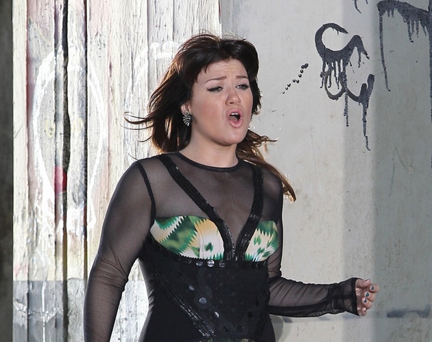 Kelly Clarkson rueda el clip de 'Dark Side'