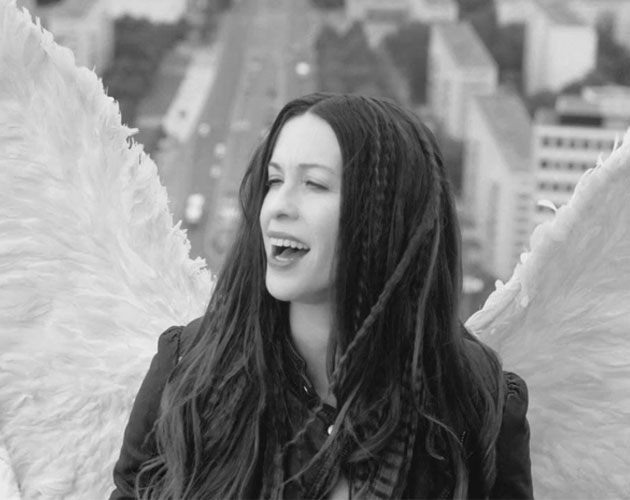 Alanis Morissette es un ángel en el vídeo de 'Guardian'