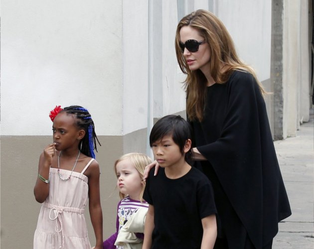 Angelina Jolie prohíbe a sus hijos escuchar a Rihanna