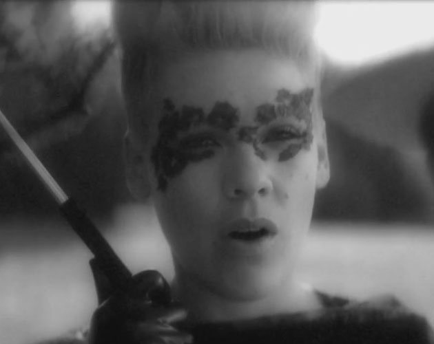 Pink, en blanco y negro para el vídeo de 'Blow Me (One Last Kiss)'