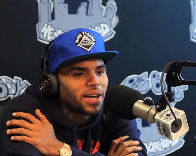 Chris Brown estrena nuevo single y habla de Rihanna en la radio