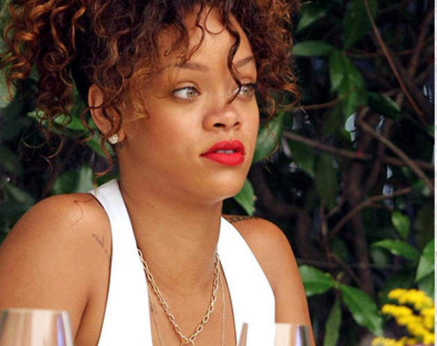 Rihanna se empeña en ser la que da más propina en un bar
