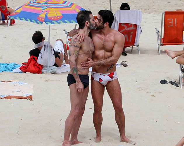Marc Jacobs y su novio el actor porno Harry Louis, acarameladísimos en la playa