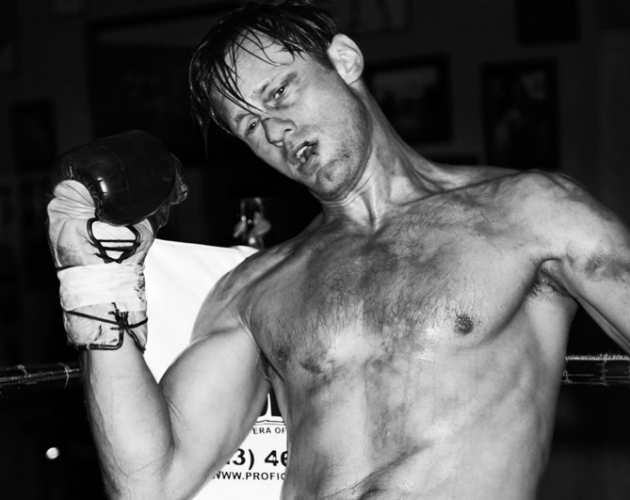 Alexander Skarsgard desnudo boxea para la revista 'M'