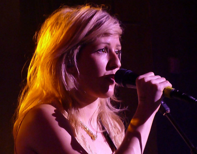 Ellie Goulding versiona 'I Need Your Love' en acústico