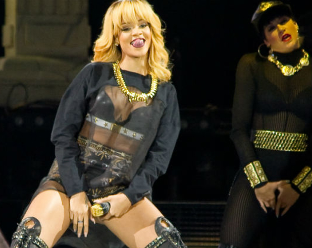 Rihanna simula sexo con un fan en directo