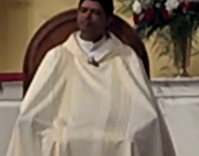 Un sacerdote, pillado masturbándose en plena misa