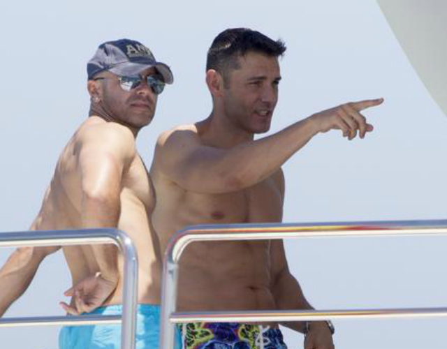 Jesús Vázquez, sin camiseta con su marido de vacaciones en Ibiza