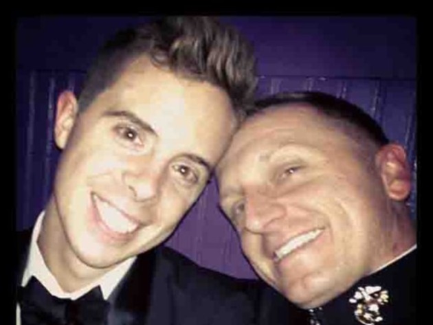 Un capitán gay de la marina se casa tras pedirse matrimonio en la Casa Blanca