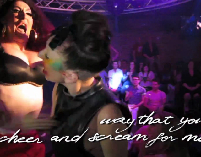 Lady Gaga se rodea de travestis y niños en el lyric video de 'Applause'