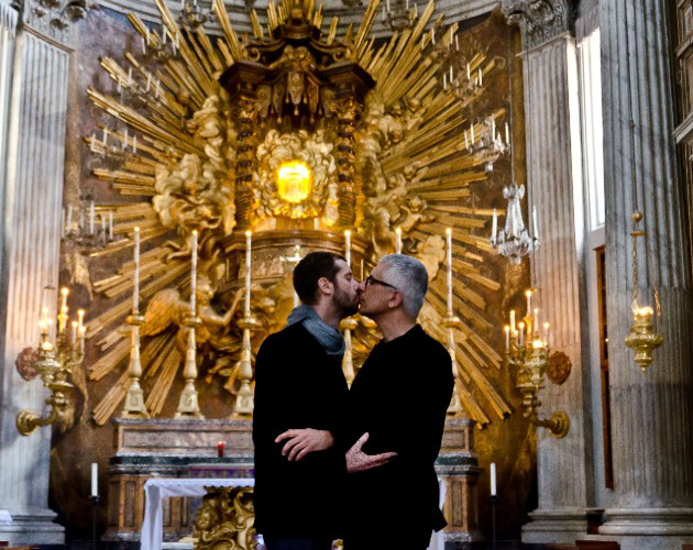 Homosexuales protestan contra la homofobia besándose dentro de iglesias en Roma
