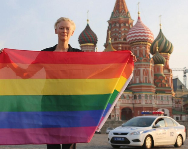 Tilda Swinton paga el funeral de un activista LGTB ruso