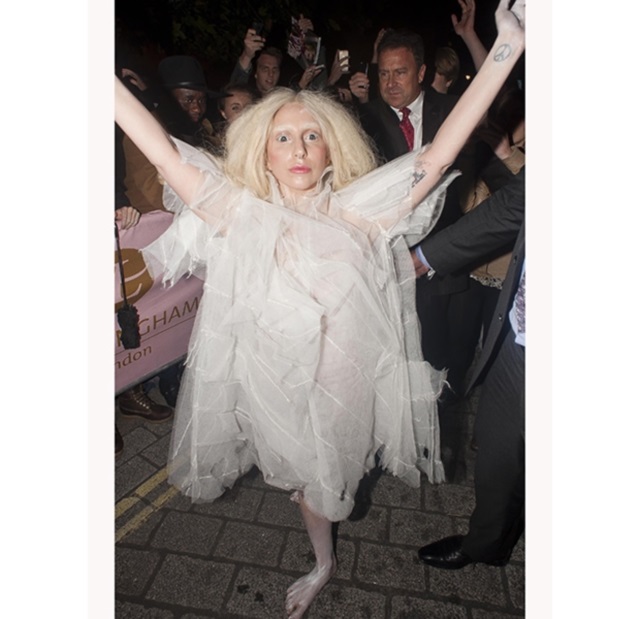 Lady Gaga se desnuda y canta 'Venus' en una actuación sorpresa en el G-A-Y bar de Londres