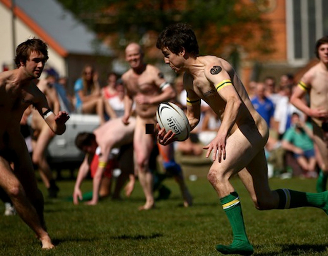 Jugadores de rugby desnudos compitiendo en Nueva Zelanda