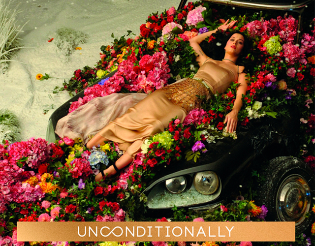 Katy Perry, atropellada en la portada y vídeo de 'Unconditionally'
