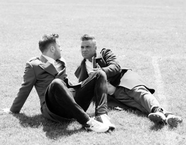Olly Murs y Robbie Williams, juntos en el vídeo de 'Hand On Heart'