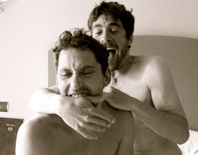 Paco León, en la cama con Agustín Galiana para luchar contra la homofobia