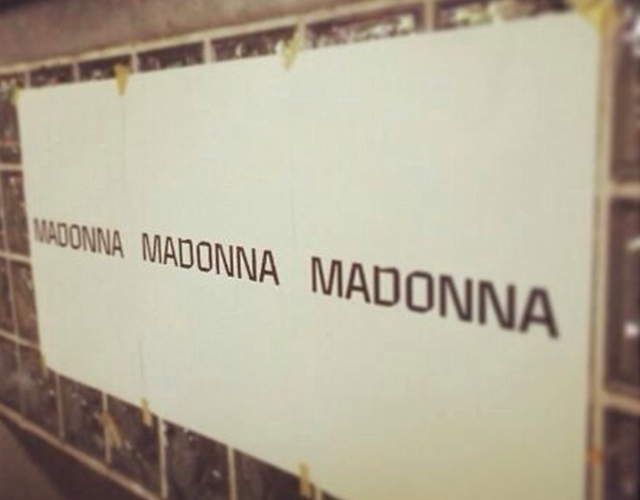 Carteles con el nombre de Madonna inundan las calles