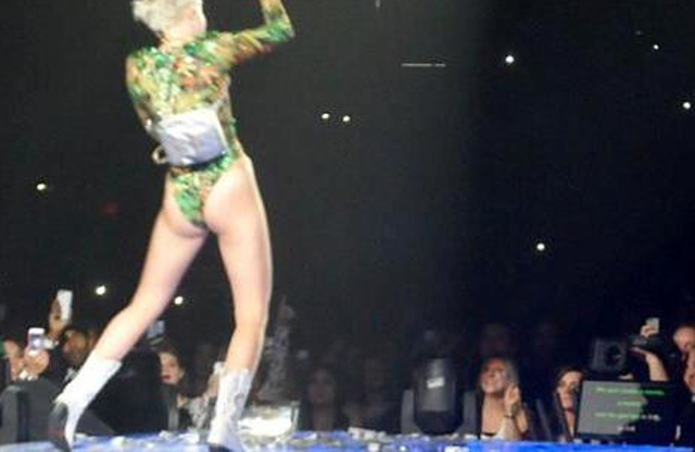 Miley Cyrus usa teleprompter en el 'Bangerz Tour'