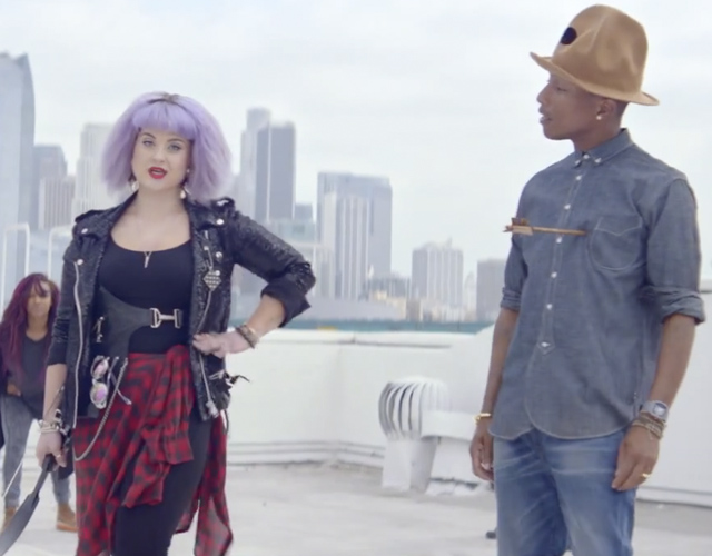 Pharrell Williams junto a Kelly Osbourne en el vídeo de 'Marilyn Monroe'