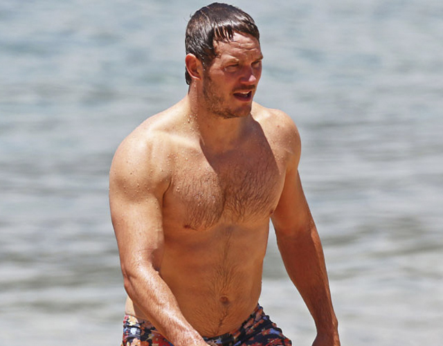 Chris Pratt sin camiseta en la playa