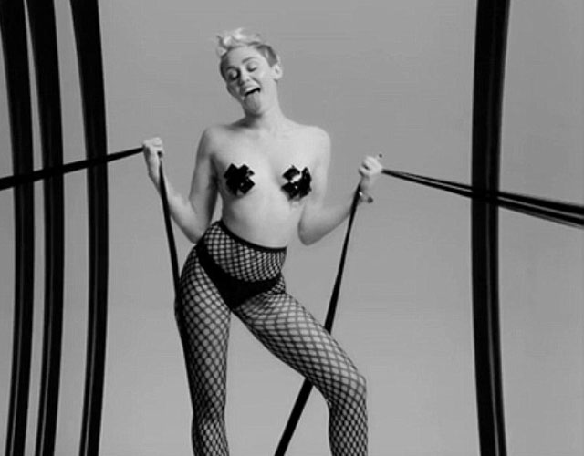 Miley Cyrus desnuda en el vídeo sadomasoquista de 'Tongue Tied'
