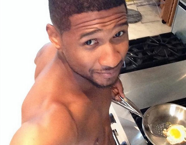 Usher desnudo cocinando