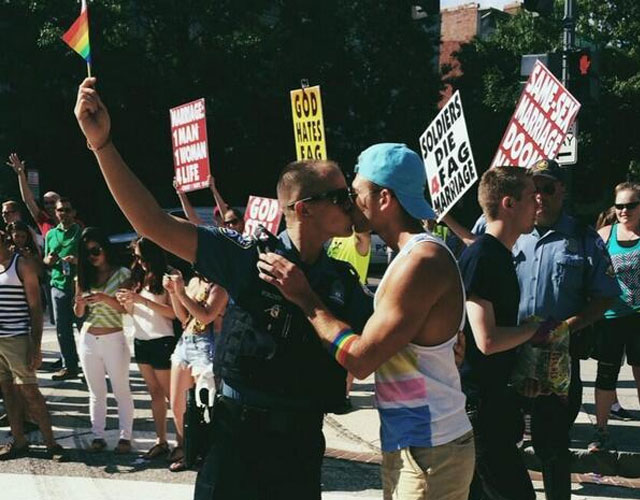 Un policía gay besa a su novio durante una protesta homófoba de la iglesia en Washington