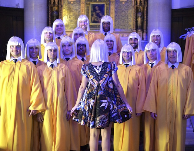 Sia interpreta 'Chandelier' con el coro gay de Nueva York