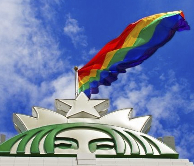 Starbucks iza la bandera LGBT en su central de Seattle